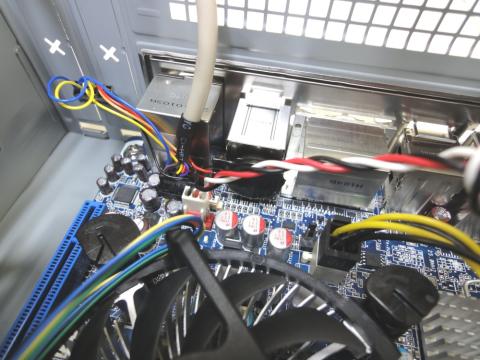 13.ケースファンの電源を接続します。