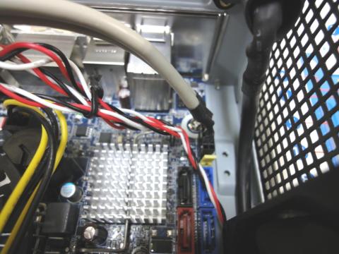 14.フロントパネルのコネクタを接続します。