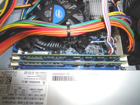 15.メモリを差し込みます。