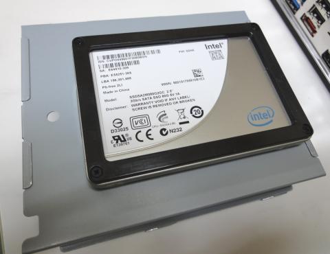 18.SSD(HDD)をねじで取りつけます。