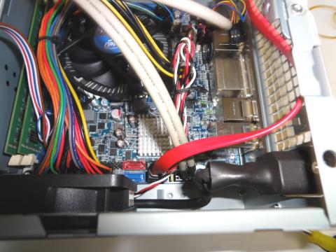 21.SATA等の配線を取り付けます。