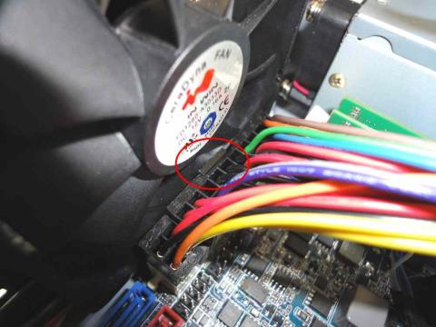 26.ここのファンが干渉して(赤丸)ファンが回りませんでした。。