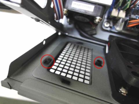 29.そこで横にしてパネルを外します。(赤丸の所を上にあげると取れます。