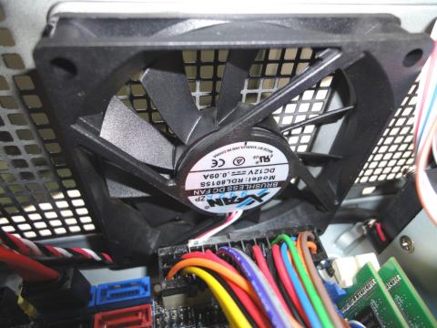 32.ケース内から取り付けます。(コードの関係で上下逆です。)