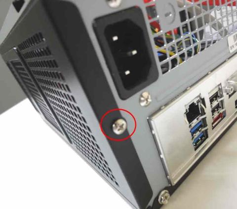 27.ケースを横にして右のねじを外します。(赤丸)