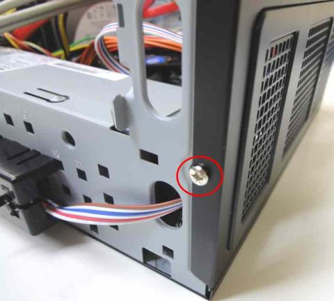 28.左のねじも外します。(赤丸)