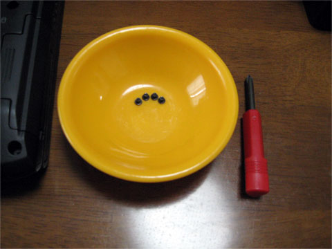 小さいネジは紛失しやすい……