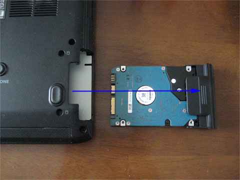 2.5インチHDDを取り出したところ
