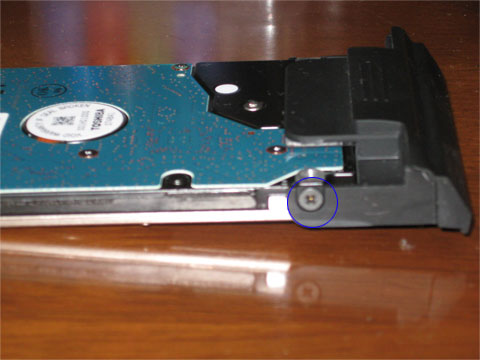 HDDに接続するネジはサイドの2箇所