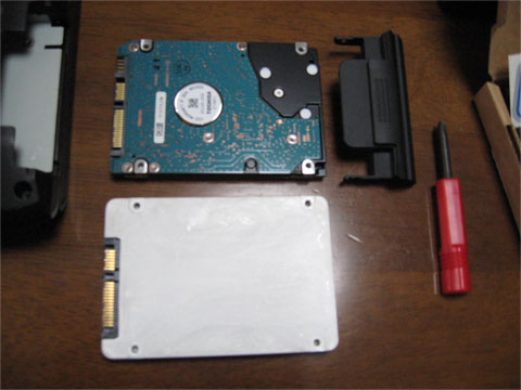 HDDとSSDを並べて向きを確認