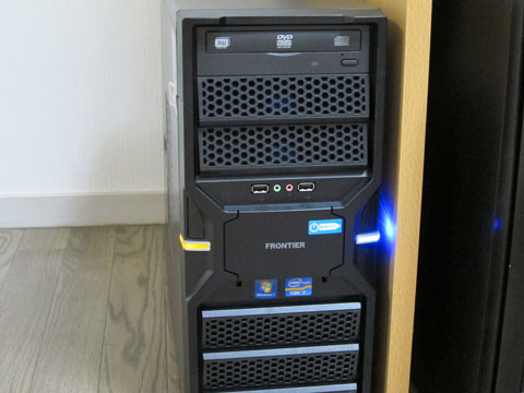 GZ-E 前面写真。電源ランプが青く光る。