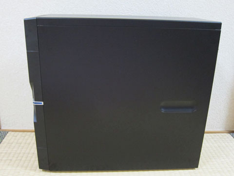 GZ-E 右側面写真。吸気口は無い。