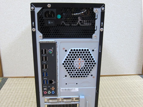 GZ-E 背面写真。電源ユニットは上部。排気口は中央。そこそこ風が出てる。