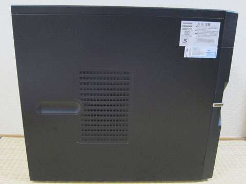 GZ-E 左側面写真。吸気口があり、手をあてると空気の流れを感じる。