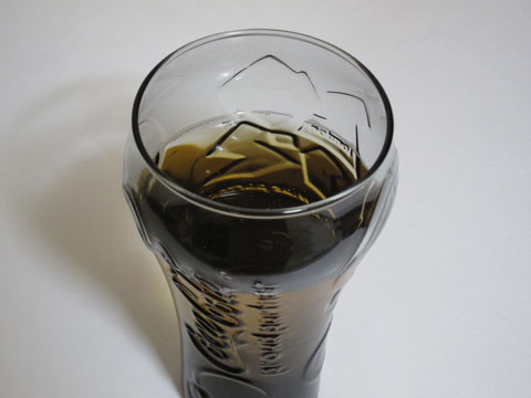 ライトなし、室内蛍光灯のみで撮影したグラス