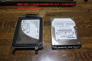 SSDを固定金具はめ込み、4本のネジで固定します