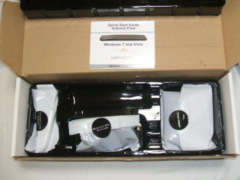 下の段にはケーブル類が入っていました。