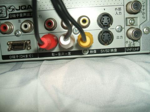 ハードディスクレコーダーにケーブルを接続します。