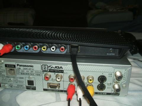 次にネットワークケーブルを接続します。