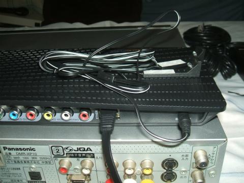 さらに赤外線ケーブルを接続します。