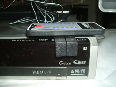 HDDレコーダーの受光部分に出力部分を向けて設置します。