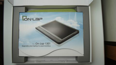 箱を開けると付属品の入った箱が現れます