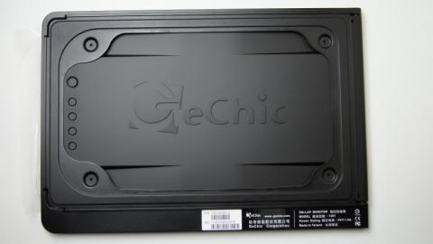 背面はこのようになっています。吸盤を取り付ける4つのねじ穴が見えます。