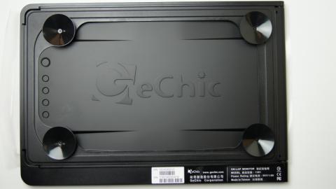 4箇所に吸盤を時計回りに回して取り付け穴に装着しました。