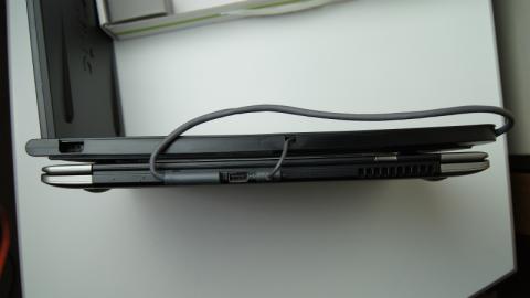 電源用のUSBケーブルとHDMIケーブルを接続します