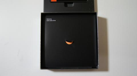 SSDを取り出すと中蓋があります