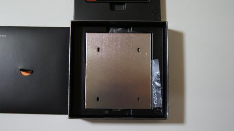 中蓋の下にはマウンタがあります