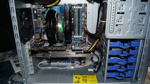 この右下の部分にSSDやHDDが入っています