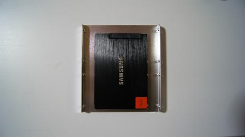 デスクトップに取り付けるために、まずはマウンターにSSDを固定します