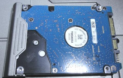 2.取っ手を持って引き出して元ディスクについているカバーのねじをはずします。