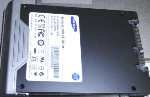 4.新SSDに同じようにカバーを取り付けます。(向きに注意!)-SSD裏