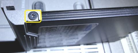 4.新SSDに同じようにカバーを取り付けます。(向きに注意!)-ねじ右