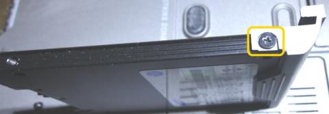 4.新SSDに同じようにカバーを取り付けます。(向きに注意!)-ねじ左