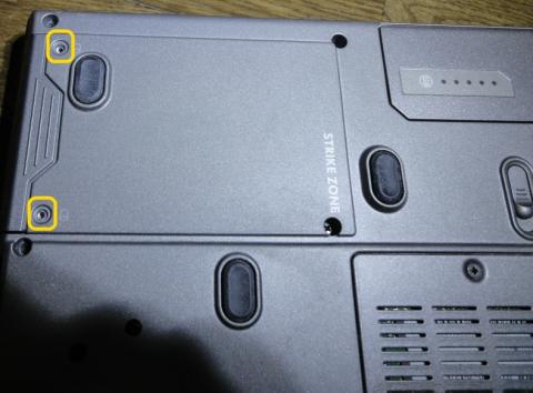 1.裏返して左上(手前を向こう側にした場合。)にあるHDDケース止めのねじを2本はずします。_2