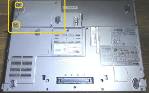 1.裏返して左上(手前を向こう側にした場合。)にあるHDDケース止めのねじを2本はずします。_1