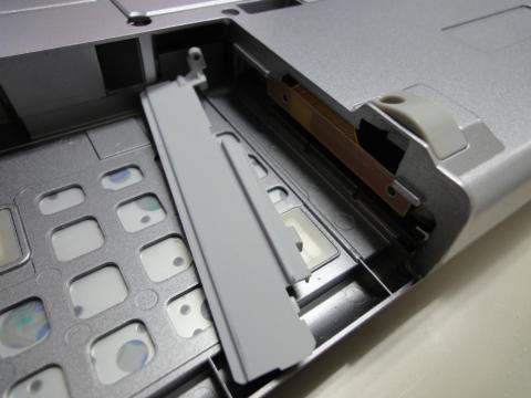 3.バッテリー下のディスクカバーをはずします。