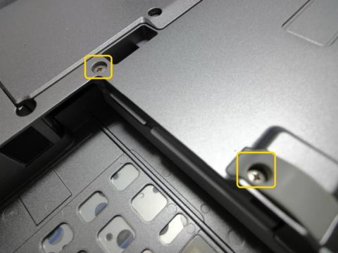 2.バッテリー後右の上のねじをはずします。