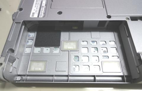 1.裏返して手前(手前を向こう側にした場合。)にあるバッテリーをはずします。_3