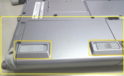 1.裏返して手前(手前を向こう側にした場合。)にあるバッテリーをはずします。_2