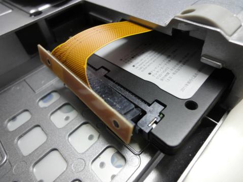 7.途中まで差し込んだらテレカを外して、端子を接続します。_1