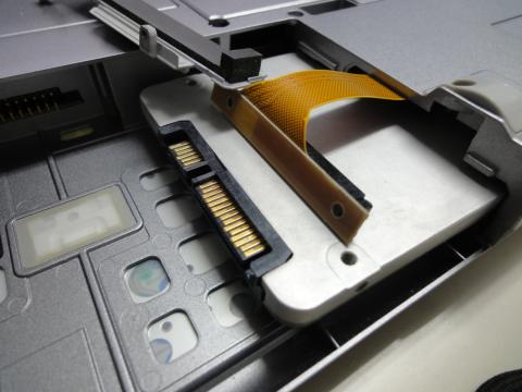 5.少し引き出したら、ケーブルを外してディスクを取り外します。