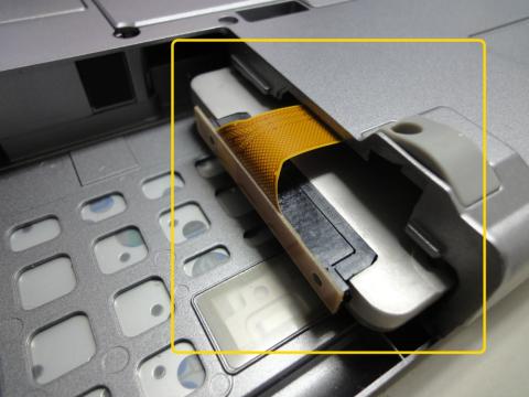 4.負担を掛け過ぎないように気をつけながら端子を持ちながら引き出します。