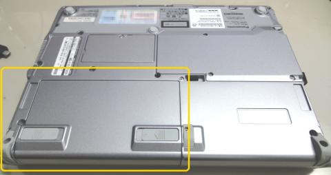 1.裏返して手前(手前を向こう側にした場合。)にあるバッテリーをはずします。_1