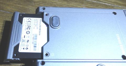 5.ここも向きに注意してSSDを差し込みます。