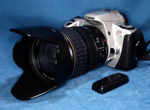 手前にあるのは、ワイヤレスリモート