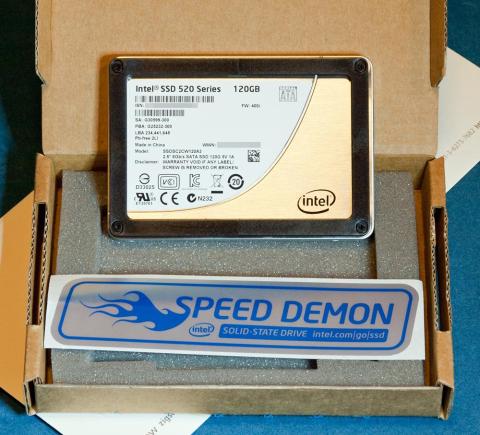 SSD本体は乾燥剤と共に袋に入っていました